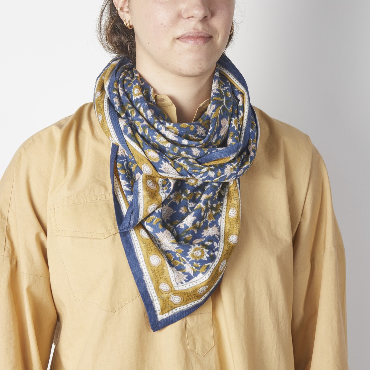 SCARF WITH « INDIEN » FLOWERS PRINT AZUR